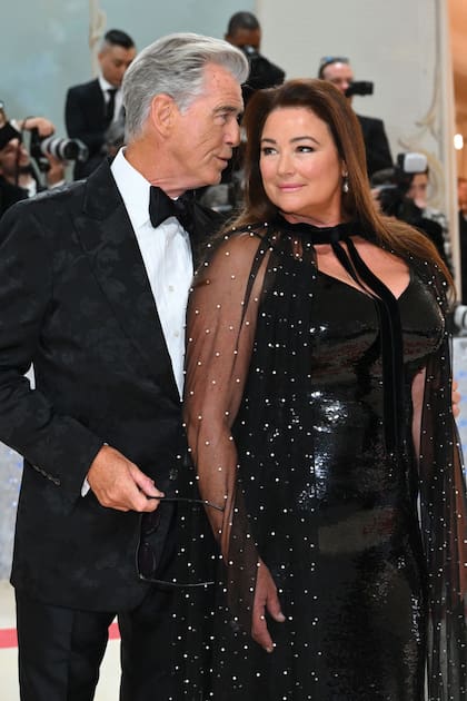 Un ícono de estilo, Brosnan acaparó los flashes en la Gala del MET inspirada en Karl Lagerfeld, el año pasado.