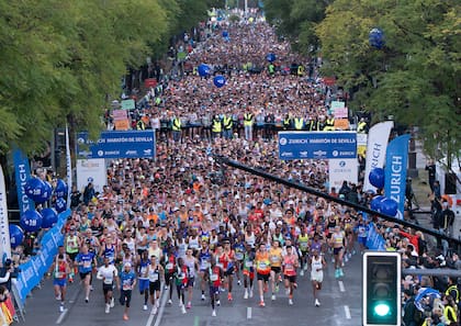 Un imagen panorámica de la largada de la Maratón de Sevilla