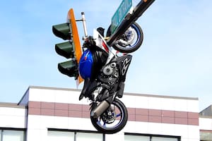 Chocó contra un auto, salió volando y su moto terminó colgada de un semáforo