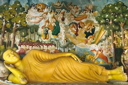 Un imponente Buda acostado en las montañas de Anuradhapura
