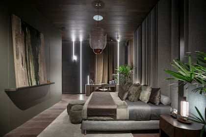 Un imponente cabezal de cama hasta el techo