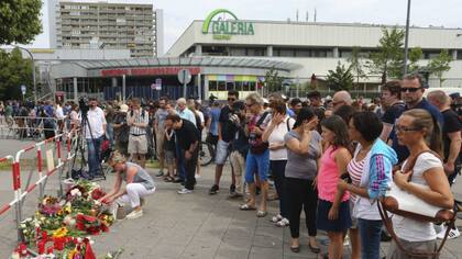 Un improvisado memorial se levanta en las puertas del shopping Olympia, de Múnich