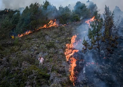 Un incendio arde en las laderas de las montañas que rodean Nemocón, al norte de Bogotá, Colombia, el martes 23 de enero de 2024
(AP Foto/Iván Valencia)