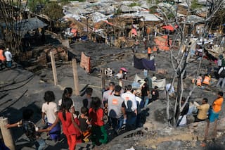 Un incendio arrasa un campo de refugiados en Bangladesh y deja a miles de rohinya sin hogar