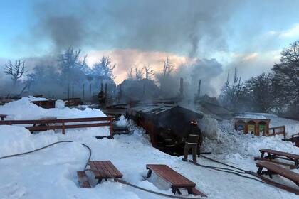 Un incendio consumió por completo la Confitería Antulauquen en Plataforma 1600