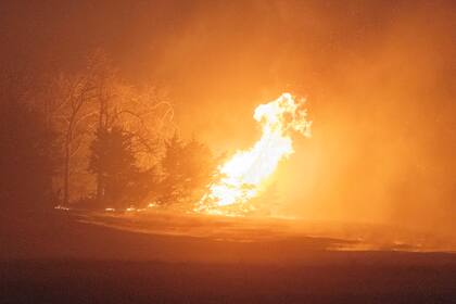 Un incendio forestal arde por la noche del viernes 14 de marzo de 2025, al sur de Langston, Okla. (AP foto/Alonzo Adams)