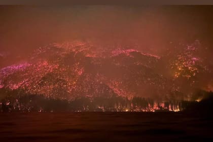 Un incendio forestal de gran magnitud destruyó hasta ahora diez viviendas