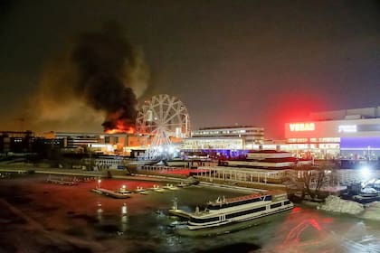 Un incendio masivo sobre el Crocus City Mall en Moscú