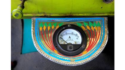 Un indicador eléctrico en la cabina de un camión decorado en Faisalabad