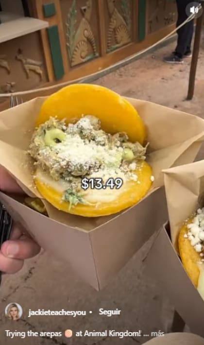 Un influencer latino y su esposa estadounidense probaron arepas y pan de jamón en Disney Florida (Instagram/@@jackieteachesyou)