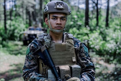 Un informe del DOD de 2024 estableció que gran parte de los marines son latinos; el 29,3 % de su personal en servicio activo se identificó como hispano