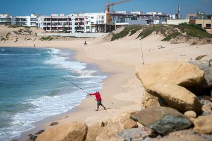 Un informe del Programa de las Naciones Unidas para el Medio Ambiente (PNUMA) sobre la sobreexplotación de arena en el mundo señala el papel de las "mafias de arena" en la pérdida de playas marroquíes, en medio de urbanización costera.