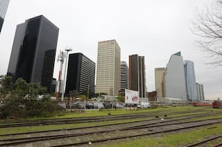 Cuestionan las subastas de tierra pública de la ciudad