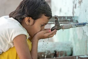 El drama de un millón de niños que crecen en 6 mil barrios del país