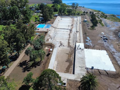 Un ingeniero de apellido García fue quien propuso al intendente de entonces utilizar las máquinas viales para construir una piscina junto a la laguna