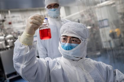 Un ingeniero del laboratorio Sinovac Biotech realiza pruebas para la vacuna de covid-19, en Pekín, en abril pasado