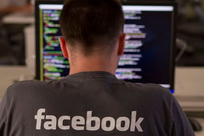 Facebook cuenta con personas que realizan un doble chequeo de aquellos posteos que son considerados de odio o Fake News