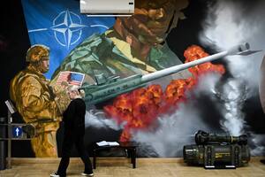 La llamativa exposición en Moscú que denuncia la “crueldad” de la OTAN