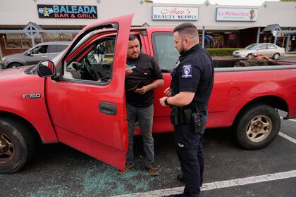 Un inmigrante presenta una queja después de que la policía rompiera la ventana de su camión durante la operación