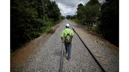 Un inmigrante recorre las vías esperando el paso del tren ¨La Bestia¨ para continuar con su viaje hacia Estados Unidos después de recibir alimentos en Las Patronas