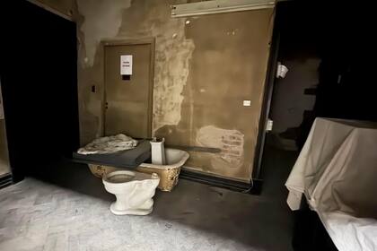 Un inodoro y una antigua bañera aguardan el momento de volver a su destino original