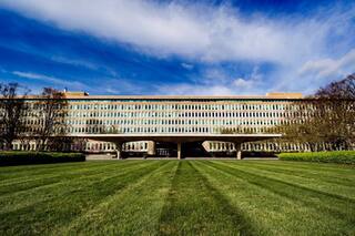 La insólita historia de los migrantes que escalaron la valla equivocada