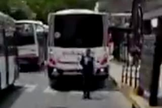 Liniers: un inspector saludaba a un chofer y un colectivo que hacía marcha atrás lo atropelló
