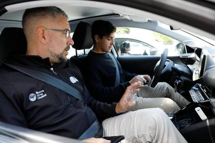 Un instructor acompaña al solicitante de la licencia en el interior del vehículo durante el examen de manejo en la calle que dura entre ocho y 10 minutos