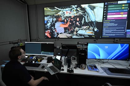Un integrante del equipo trabaja dentro de la Sala de Operaciones de la Misión Científica (SMOR) del Centro Espacial Johnson, en Houston, Texas, el 6 de abril de 2026