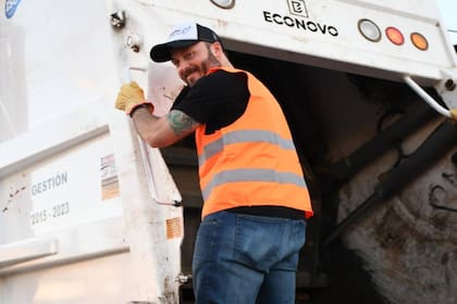 Un intendente recorrió su ciudad en un camión recolector de basura y prometió mejoras para el personal
