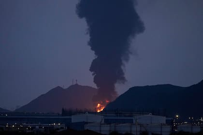 Un intenso incendio y una columna de humo son visibles después que, según las autoridades, los restos de un dron iraní interceptado impactaran en las instalaciones petroleras de Fujairah, Emiratos Árabes Unidos, el martes 3 de marzo de 2026