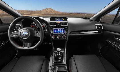 Un interior sobrio y bien equipado