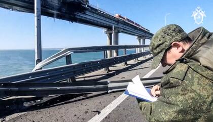 Un investigador ruso inspecciona los daños en el puente de Crimea
