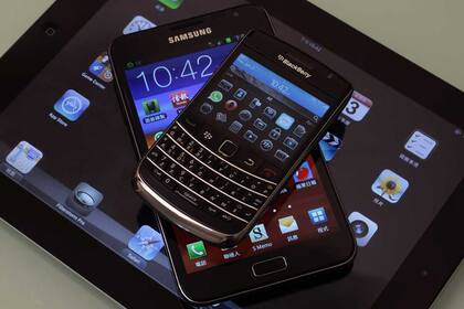Un iPad 2 de Apple, un Galaxy Note de Samsung y un BlackBerry Bold en los tres segmentos que la industria móvil busca romper con las pantallas mayores a 5 pulgadas en los teléfonos móviles