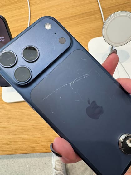 Un iPhone 17 Pro Max en una tienda de Apple. Las marcas son de las veces que la gente lo probó y lo enganchó a un cargador magnético