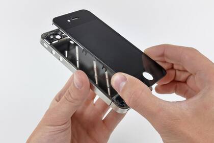 Un iPhone 4 abierto. Apple trabaja en una versión más económica de este producto.