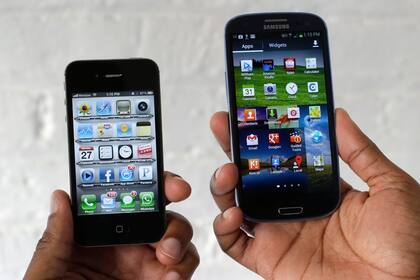 Un iPhone 4S junto a un Galaxy S II. Apple le exige a Samsung el pago de 40 dólares por cada teléfono vendido, en una demanda estimada en unos 2000 millones de dólares