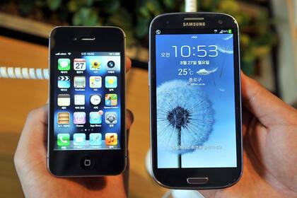 Un iPhone 4S y un Galaxy S3. Apple y Samsung decidieron abandonar las diversas causas judiciales en todo el mundo por infracción de patentes, excepto en Estados Unidos