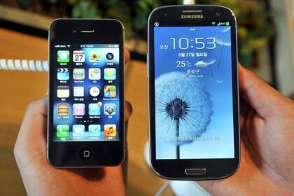 Un iPhone 5 junto a un Samsung Galaxy SIII en una tienda de Corea del Sur