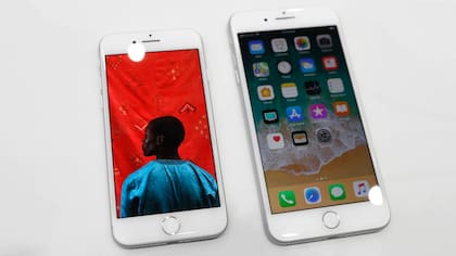 Un iPhone 8 y un iPhone 8 Plus; su tamaño y diseño es el mismo que el del iPhone 7 y 7 Plus