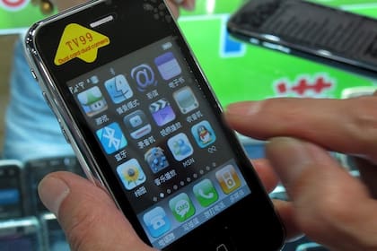 Un iPhone apócrifo, que ofrece un servicio de TV desde el teléfono móvil