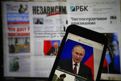 Un iPhone con la imagen del presidente Putin durante un discurso en Moscú 