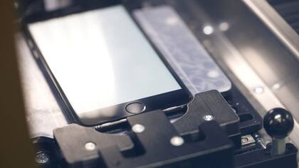 Un iPhone reparado dentro de la máquina Horizon de Apple