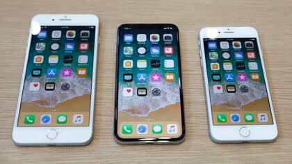 Un iPhone X flanqueado por un iPhone 8 Plus (izquierda) y un iPhone 8 (derecha)