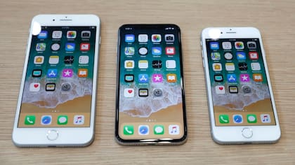 Un iPhone X flanqueado por un iPhone 8 Plus (izq) y un iPhone 8 (der)