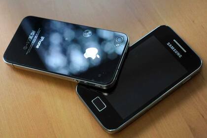 Un iPhone y un Galaxy, los teléfonos de Apple y Samsung que enfrentaron a las compañías en el mundo de los smartphones