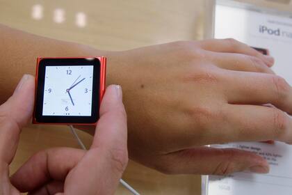 Un iPod Nano, utilizado como un reloj. Apple tendría todo listo para su smartwatch y lo utilizaría como un dispositivo de pago vía NFC