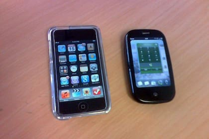Un iPod Touch y una Palm Pre. La restricción de acceso a iTunes al smartphone Pre es una muestra de las disputas que se generan entre Apple y Palm