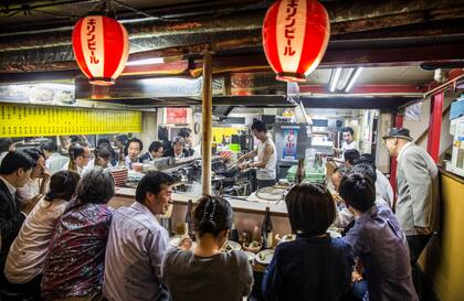 Un izakaya (mezcla de bar y boliche) en Omoide Yokocho, Tokio.