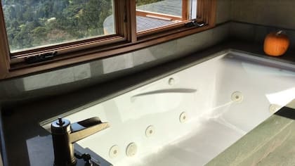 Un jacuzzi con vista a la costa de San Francisco